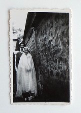 Communiante souriante rigole