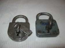 2 cadenas anciens