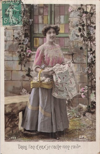 Femme tablier rempli oeufs - cp,