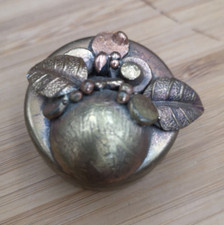 Joli petit pilulier en laiton