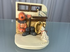 Figurine bourdon présentoir caserne de pompiers 14 cm. Excellent état.