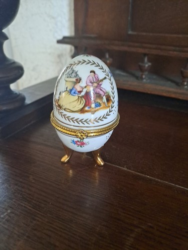 Oeuf en porcelaine pilulier