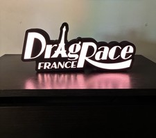 Logo lumineux Drag Race France – Panneau LED décoratif