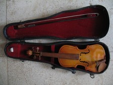 Violon ancien jouet dans son