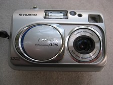 Fujifilm Finepix A 210 : appareil photo numérique, avec sa carte XD + sacoche
