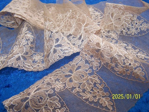 Antique silk thread