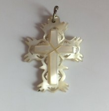 PENDENTIF/ CROIX EN NACRE CISELEE/ ANNEES 2000