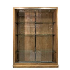 Vitrine de magasin à porte