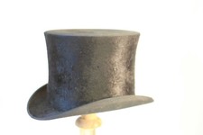 Chapeau haut de forme en taupe