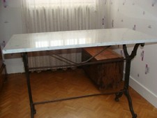 Table en fer forgé et  marbre blanc veiné 100 cm x 50 