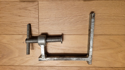 Serre joint c - serre, en