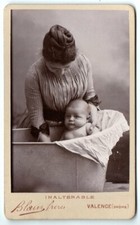 photo cdv c.1890 Blain Valence - Mère ou nourrice lavant son enfant - baignoire