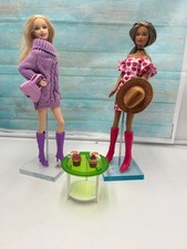 Barbie  et son amie Un café