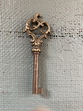 Ancienne clef en laiton, motif