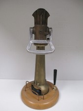 LANCE A INCENDIE SAPEURS POMPIERS SUPPORT PRESENTOIR PORTE CRAYON SUR SOCLE BOIS