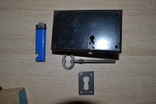 Ancienne serrure applique M  &