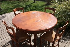 Table ronde en merisier 4 pieds en merisier avec une allonge (une tâche blanche)