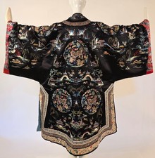 EXCEPTIONAL 19TH C HAND EMB CHINESE ROBE W FOO DOG RONDELLES + SCENES + FIGURES