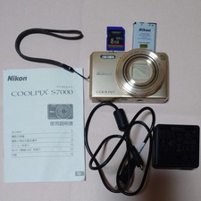 Nikon COOLPIX S7000 gold