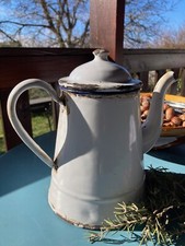 Cafetière en fer émaillé