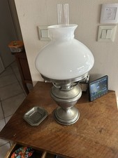 une lampe etain avec l,abat