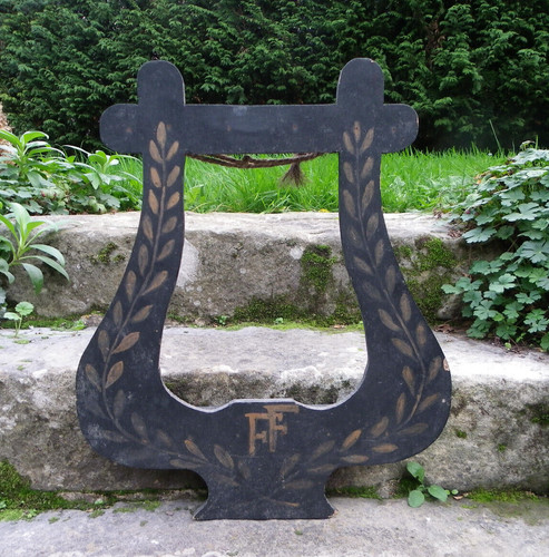 Ancien porte drapeaux mural - ancien, en