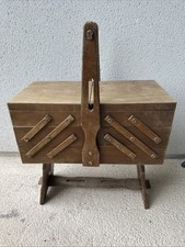 Ancienne travailleuse boîte à couture sur pied en Bois
