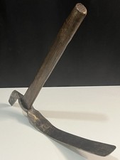 Outil ancien en fer forgé – pioche / houe pour cultiver la terre, déco rustique