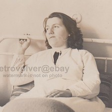 Jolie jeune femme perdue dans