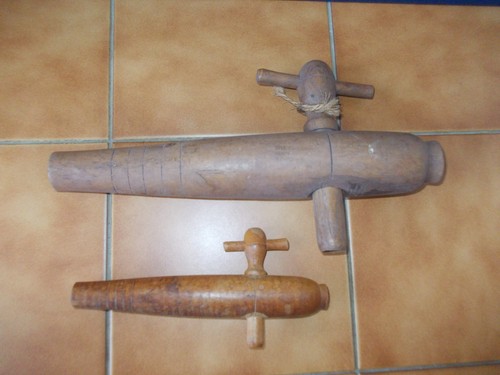 Deux anciens robinets bois - robinets,