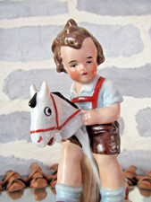 Figurine Statuette porcelaine GOEBEL Allemagne ? Russie ? - Enfant jouet cheval