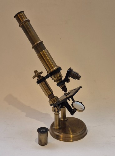 Microscope deux colonnes - à,