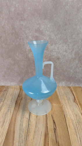 Vase opaline bleue sur - en, pied