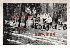 Des soldats nus font la fête