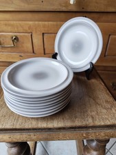 Neuf Assiettes À Dessert