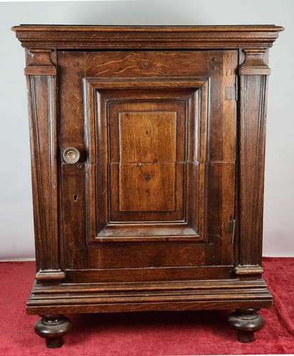 Armoire auxiliaire tourné - armoire, auxiliaire.