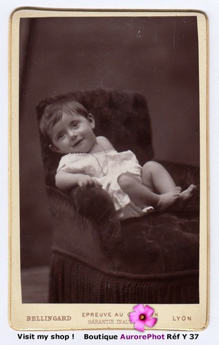 Bébé enfant couché dans - couchÉ, un