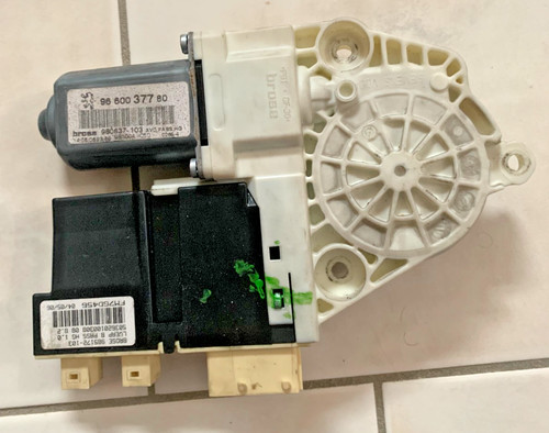 Moteur lève vitre avant droit - lève,