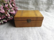 BOÎTE EN BOIS ANCIENNE REPRÉSENTANT UNE PETITE MALLE