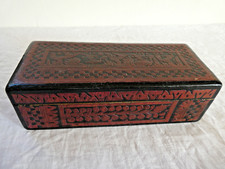 Boite en laque rouge et noir à motif d'animaux