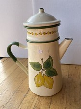 N 3 / Ustensiles de cuisine￼ Ancienne cafetière émaillée