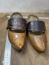 ancienne  paire de sabots en