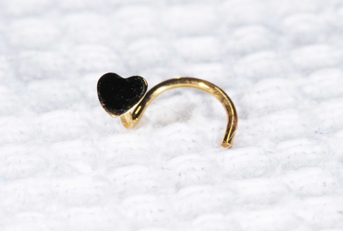 Piercing de nez en - ---, or