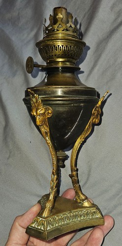 Lampe pétrole tripode en - à,