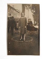 Jeune fille pose plein pied