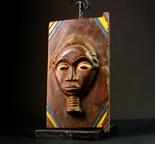 Porte grenier en bois sculpté