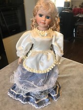 ANCIENNE POUPEE PORCELAINE ROBE BLANCHE ET VIOLET CHAPEAU SUR SOCLE 41 cm