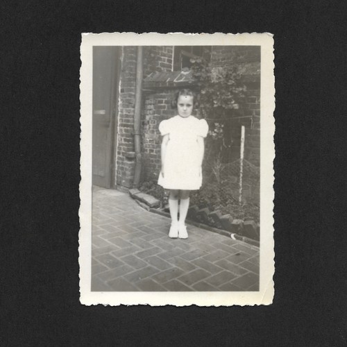 Fille robe blanche étrange