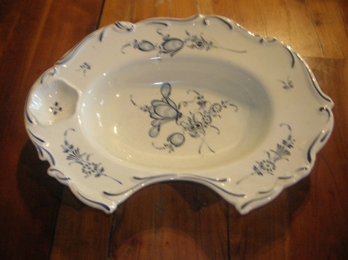 Plat barbe en faience - a,
