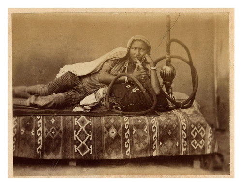 Maroc jeune femme fumant une - femme,